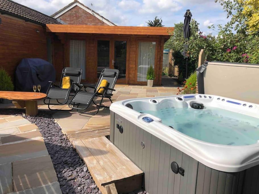 Moors Wood Relaxing ,Tranquil Retreat With Hot Tub Villa Chippenham  Eksteriør bilde